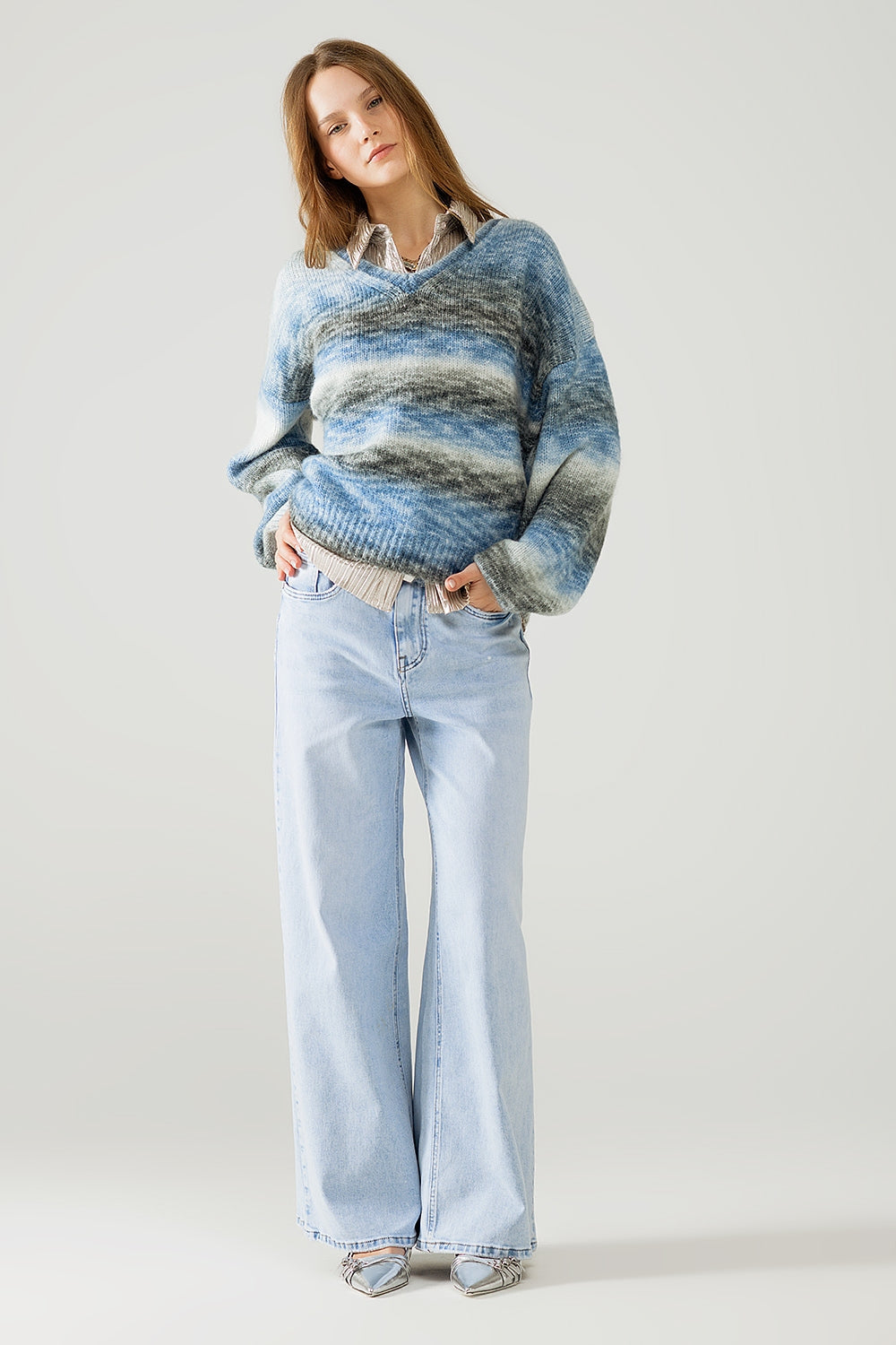 Jersey suelto con cuello de pico y rayas azules y grises Q2