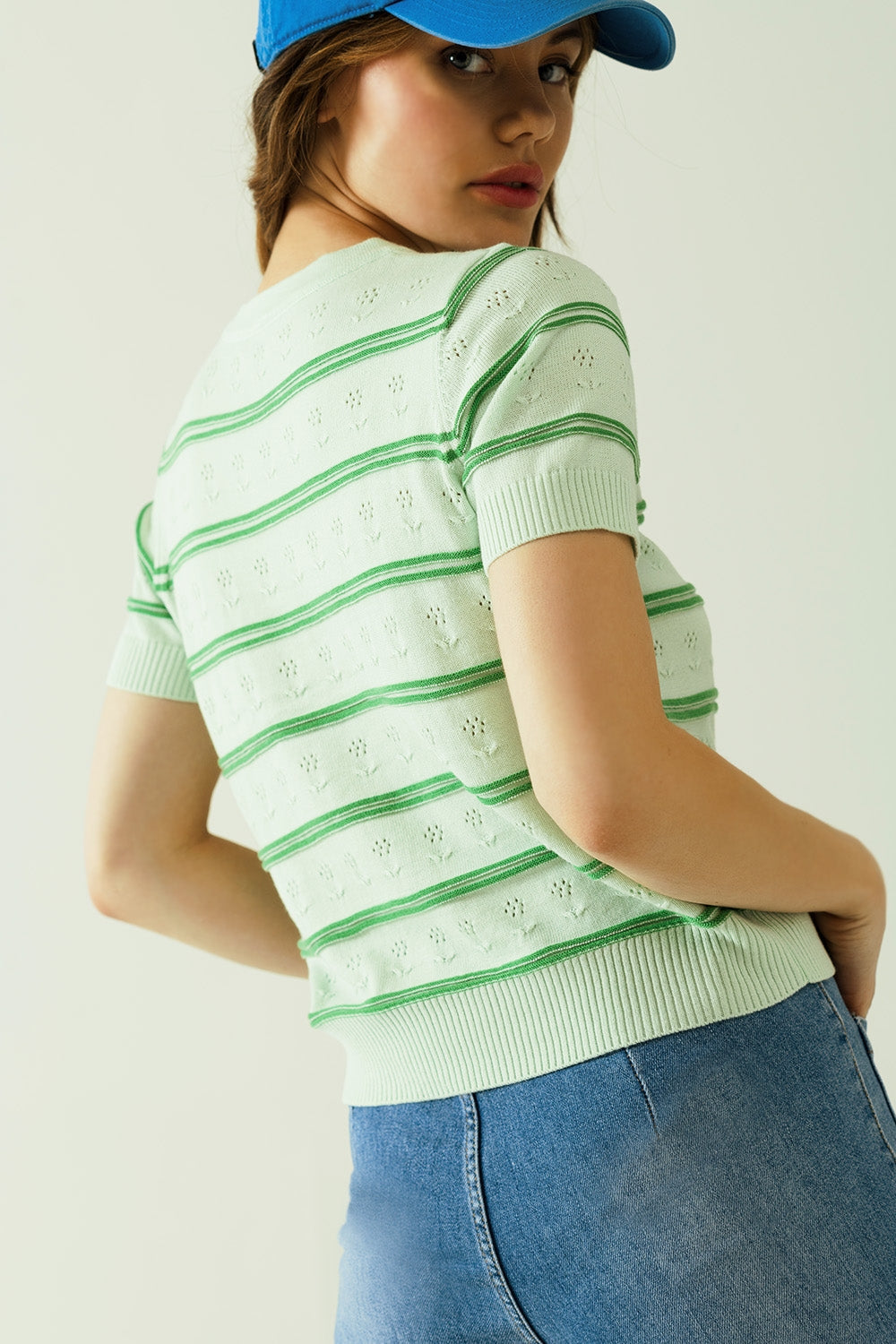 Jersey verde claro con raya verde oscuro con discretos detalles florales Q2