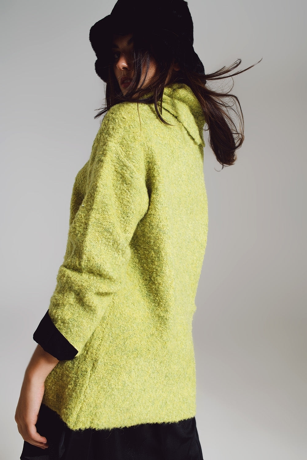 Jersey verde con cuello bardot. Q2