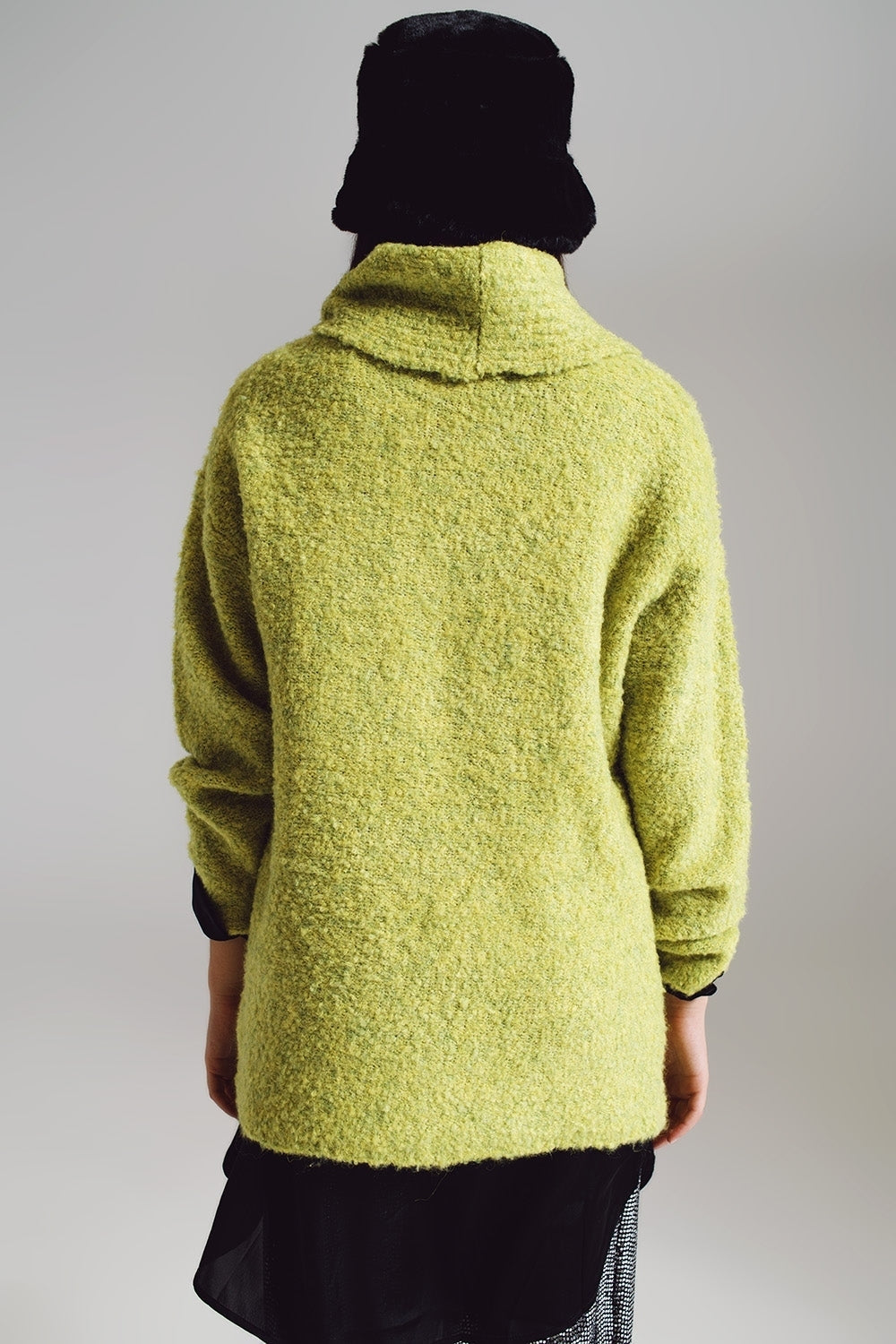 Jersey verde con cuello bardot. Q2
