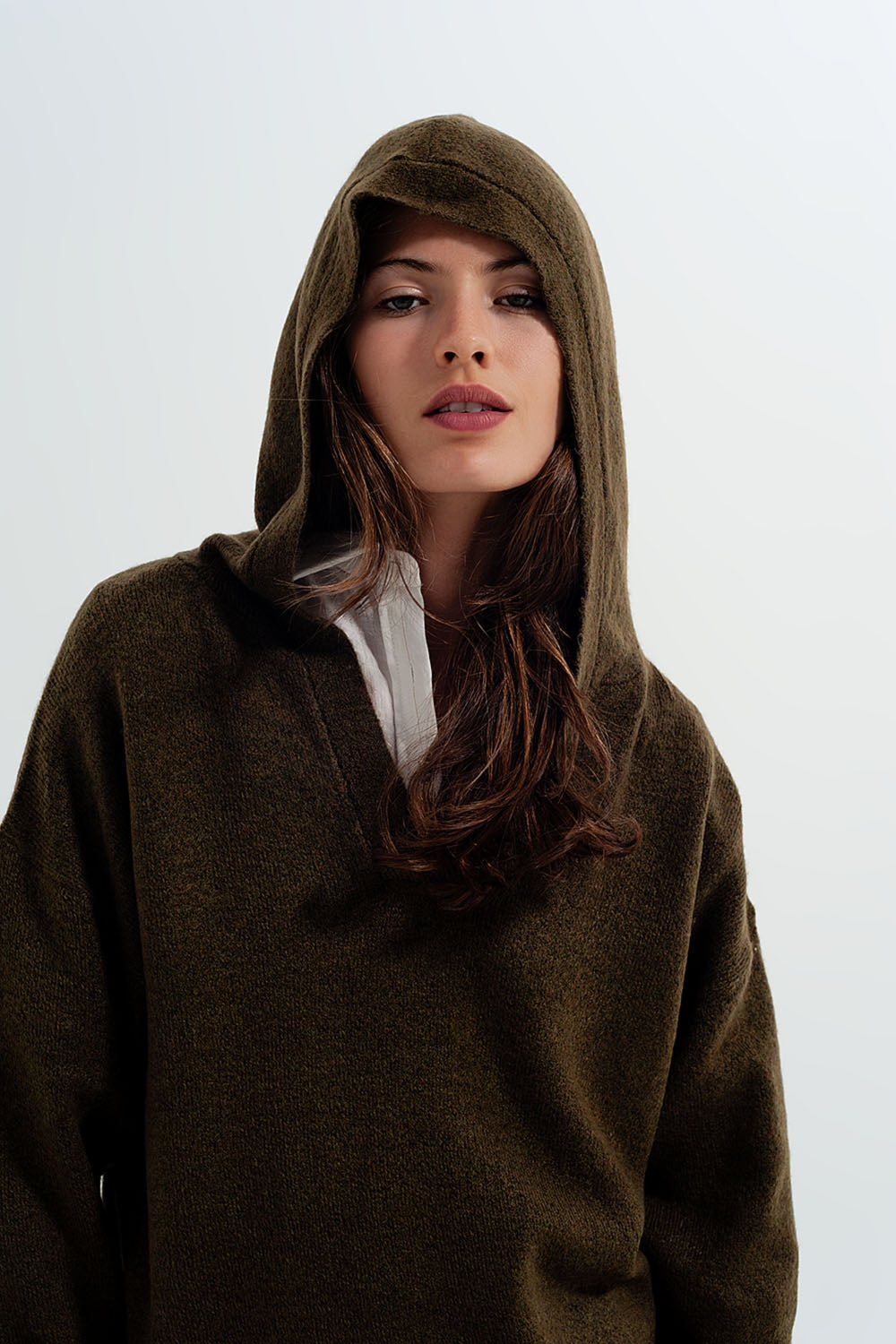 Jersey verde con cuello de pico y capucha Q2