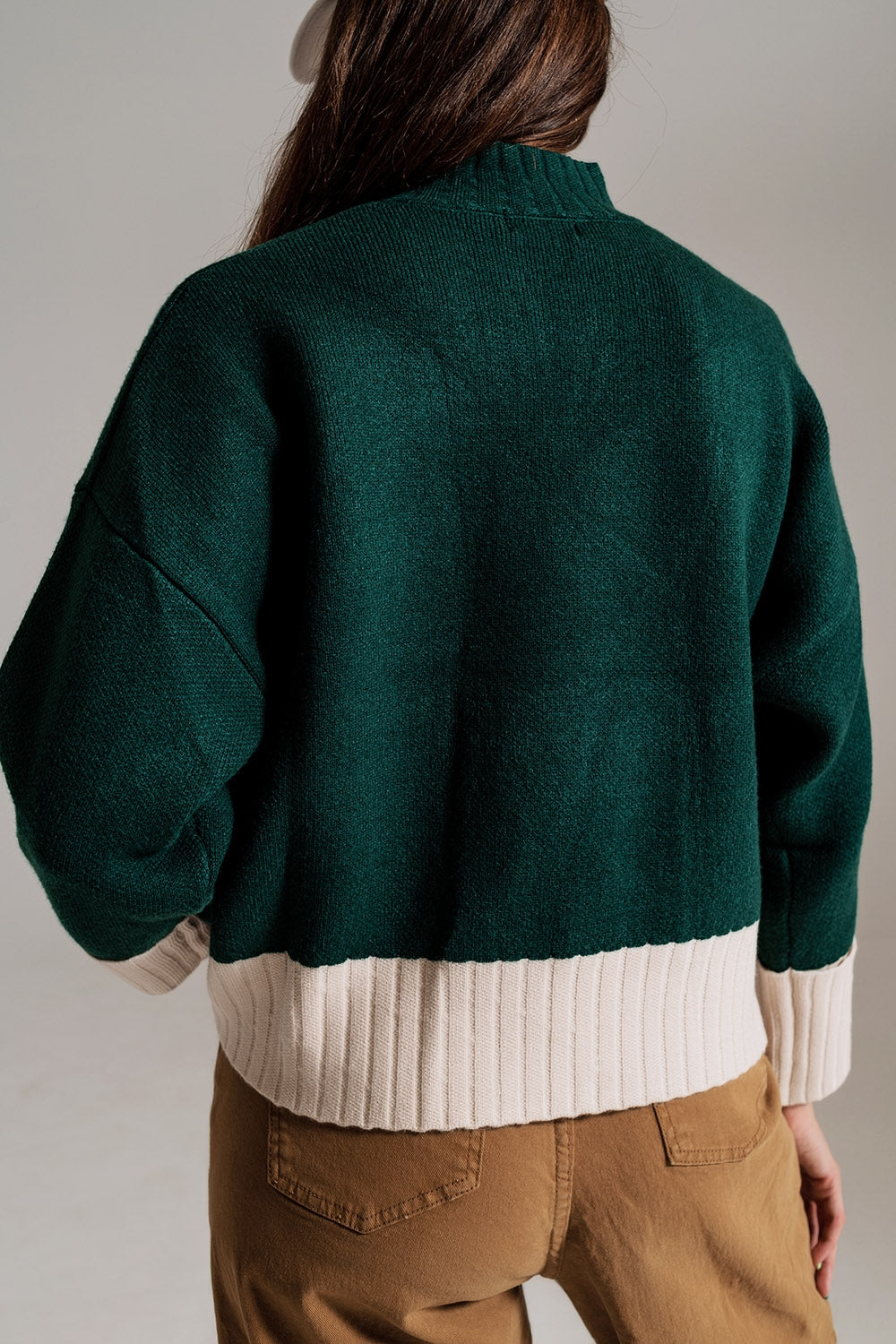 Jersey verde con puños y dobladillo blanco en canalé Q2