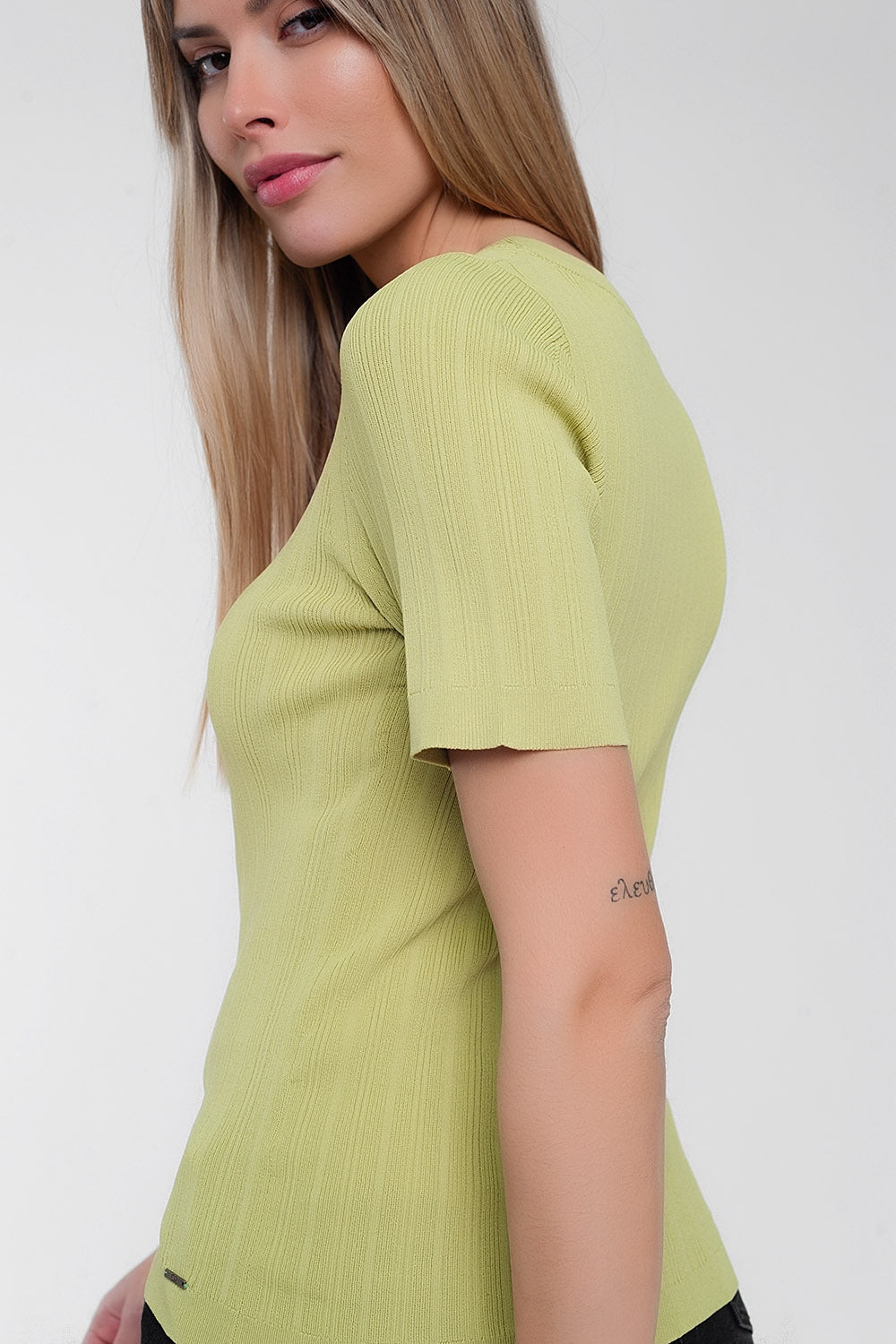Jersey verde de manga corta con cuello ancho Q2