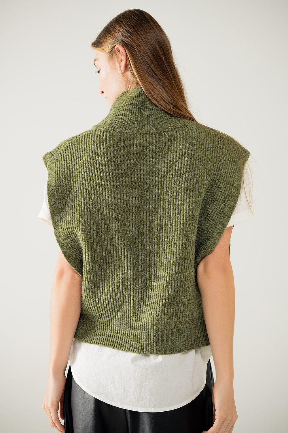 Jersey verde sin mangas de cuello alto con cierre de cremallera Q2