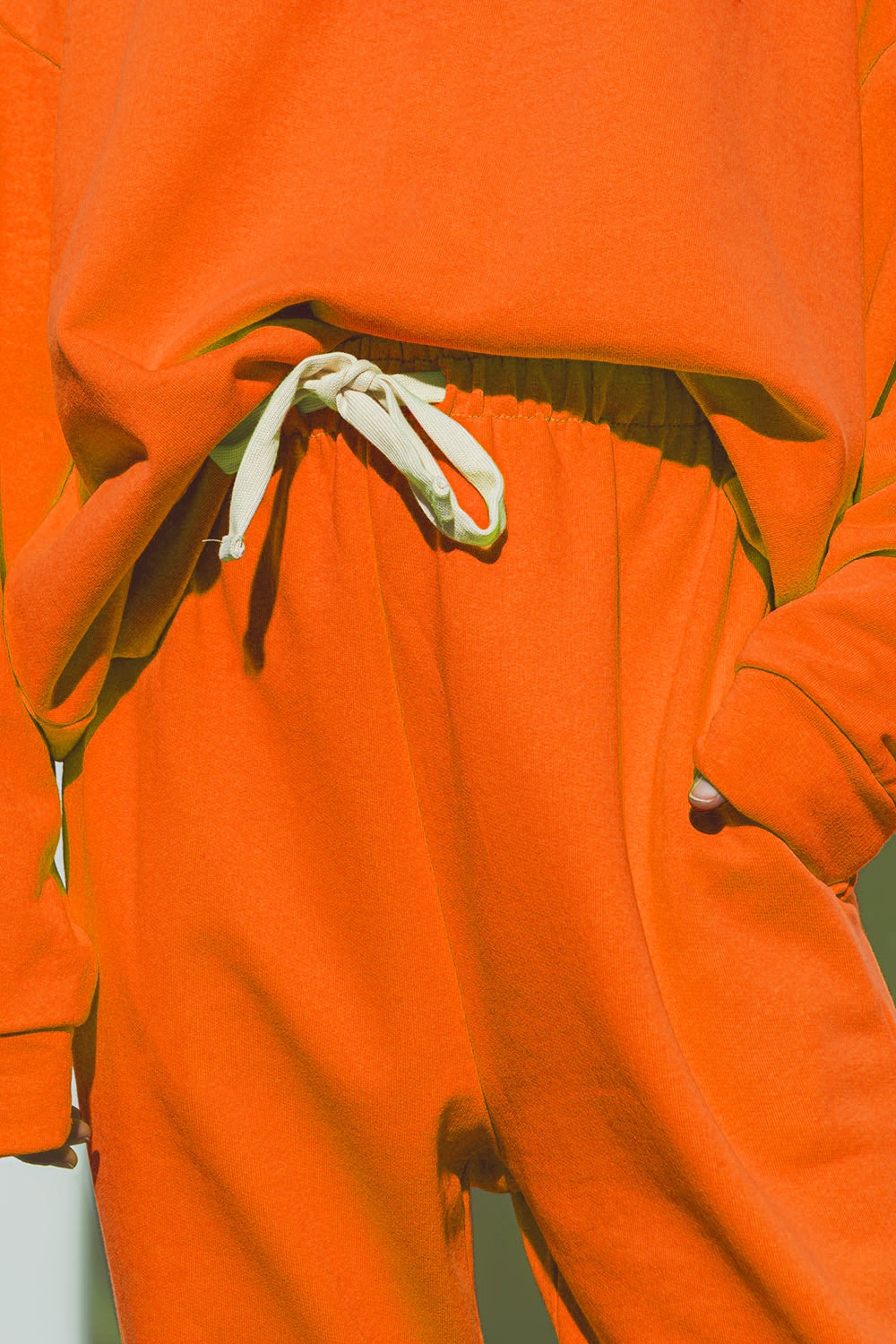 Jogger de gran tamaño con cintura anudada en naranja brillante Q2