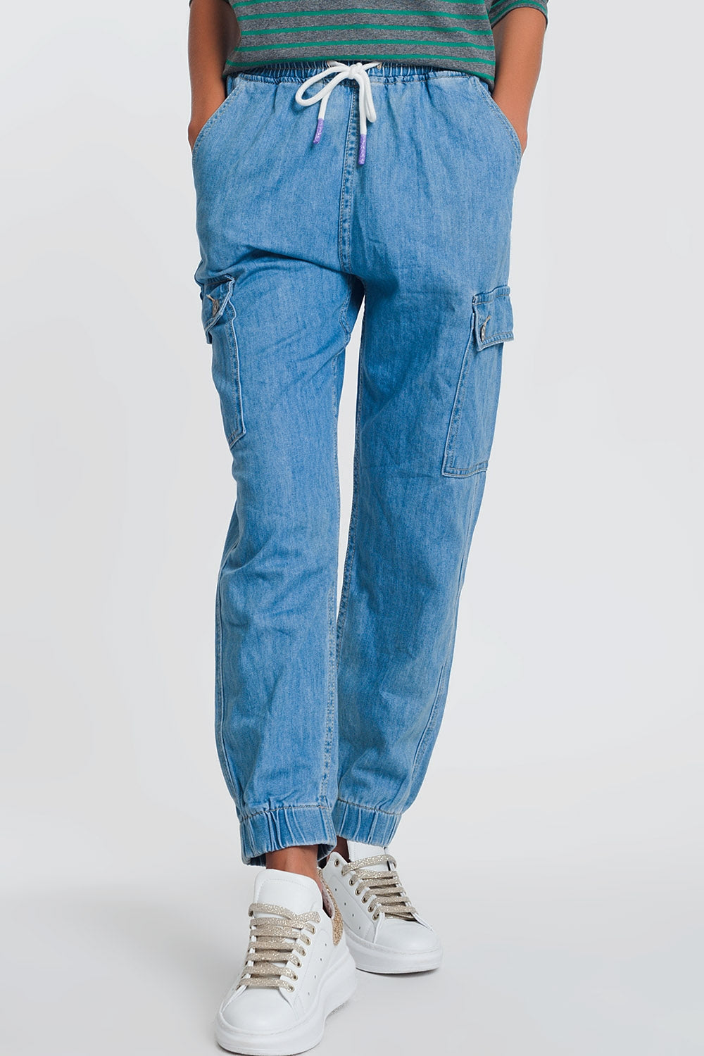 Q2 Jogger denim ligero con bolsillos en denim claro