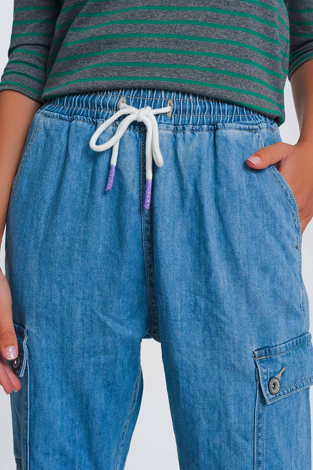 Jogger denim ligero con bolsillos en denim claro Q2