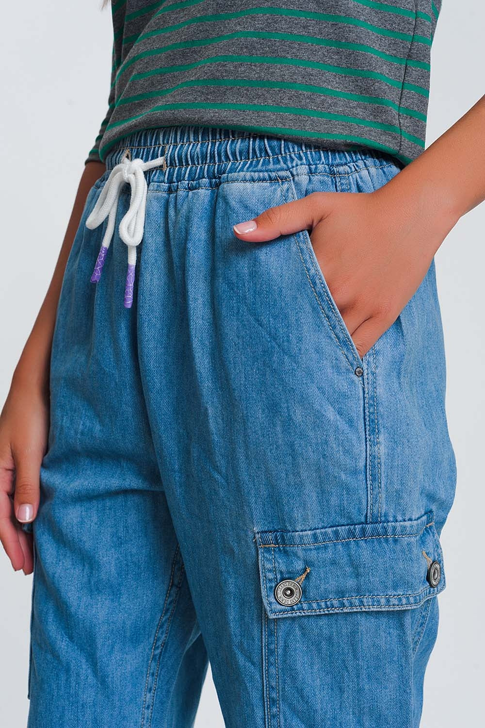 Jogger denim ligero con bolsillos en denim claro Q2