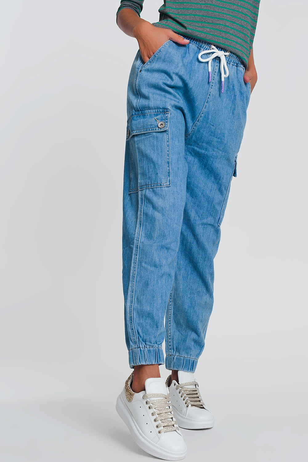 Jogger denim ligero con bolsillos en denim claro Q2