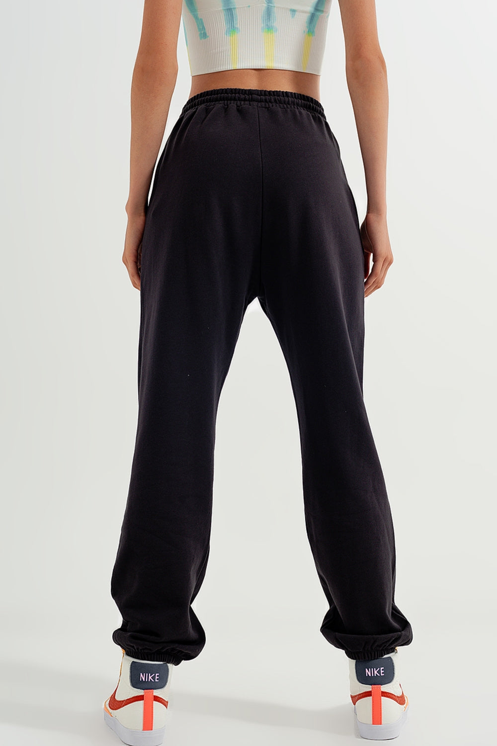 Joggers con cintura elástica en gris oscuro Q2