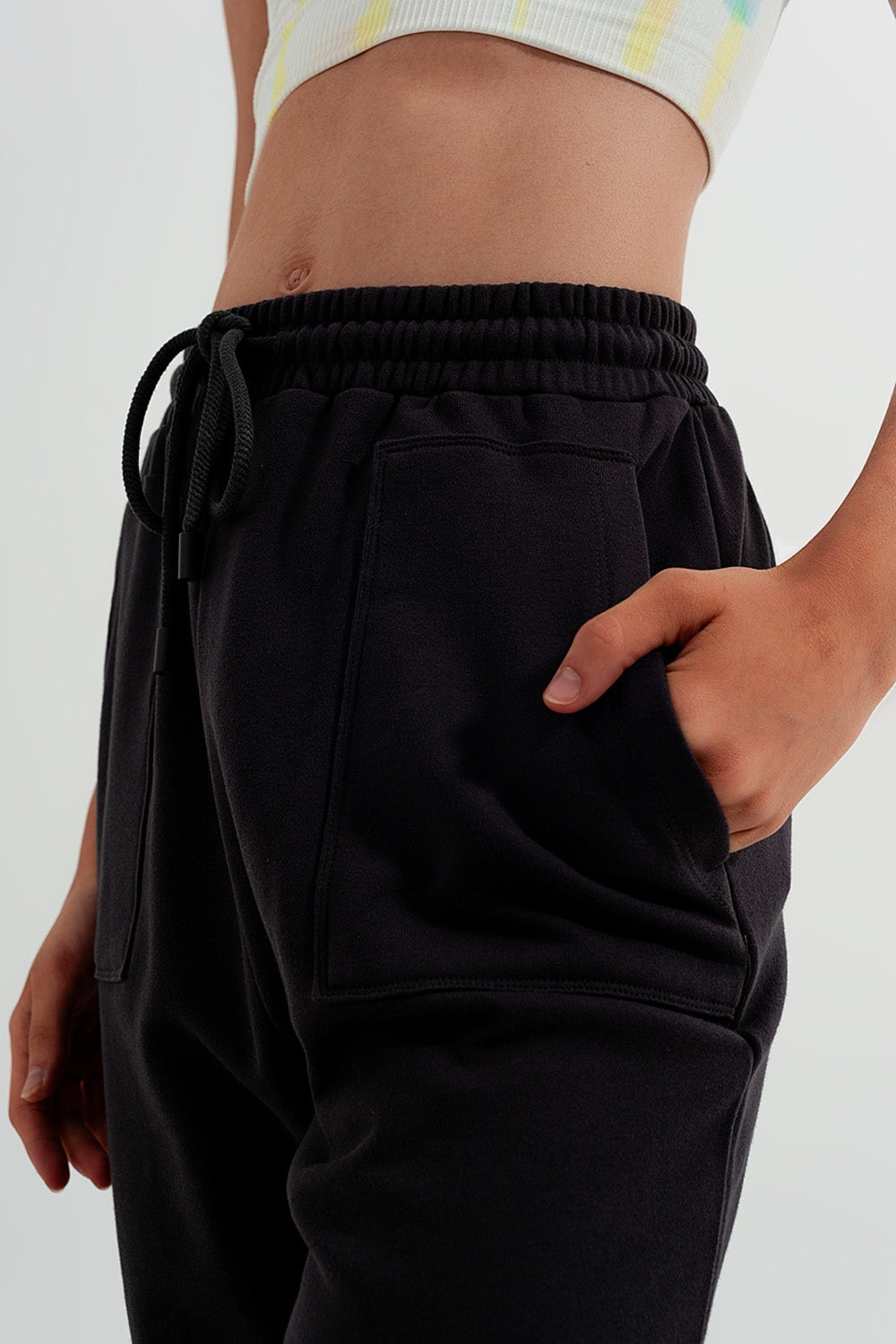 Joggers con cintura elástica en gris oscuro Q2
