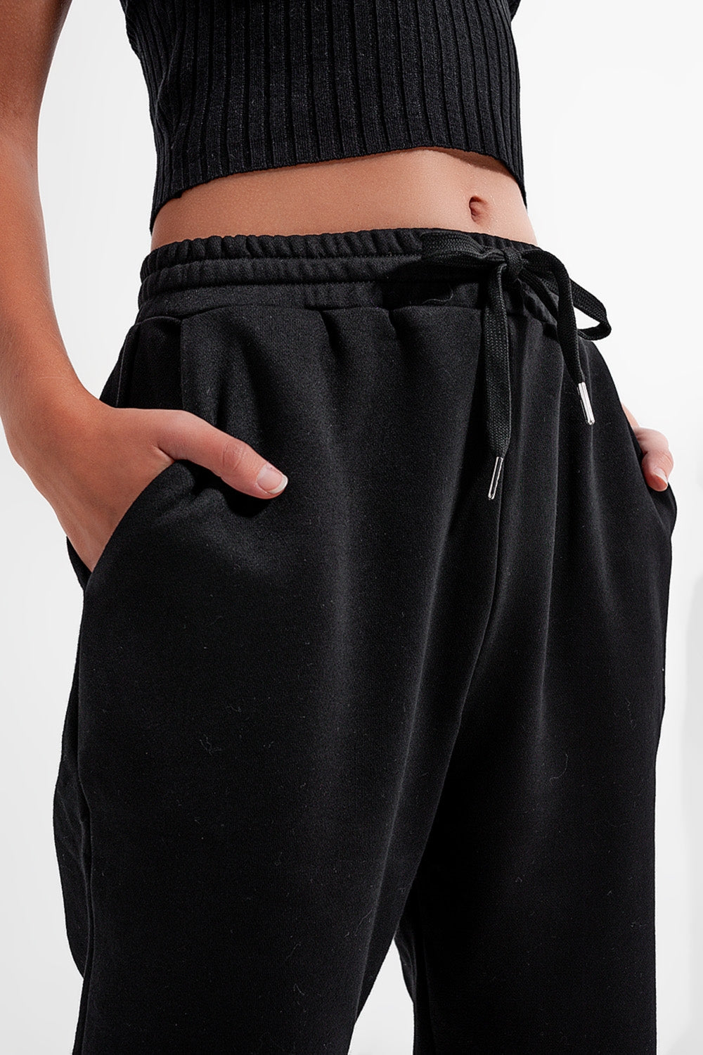 Joggers negros básicos con cordón de algodón Q2
