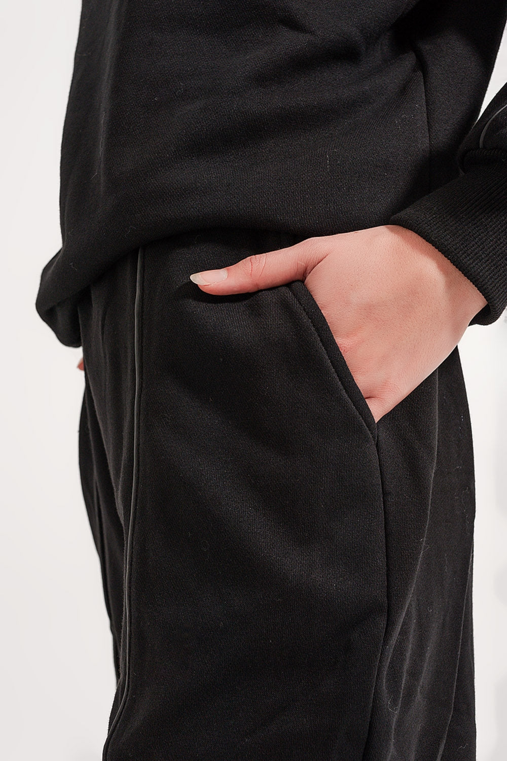 Joggers negros con cordón ajustable en la cintura y costura delantera Q2