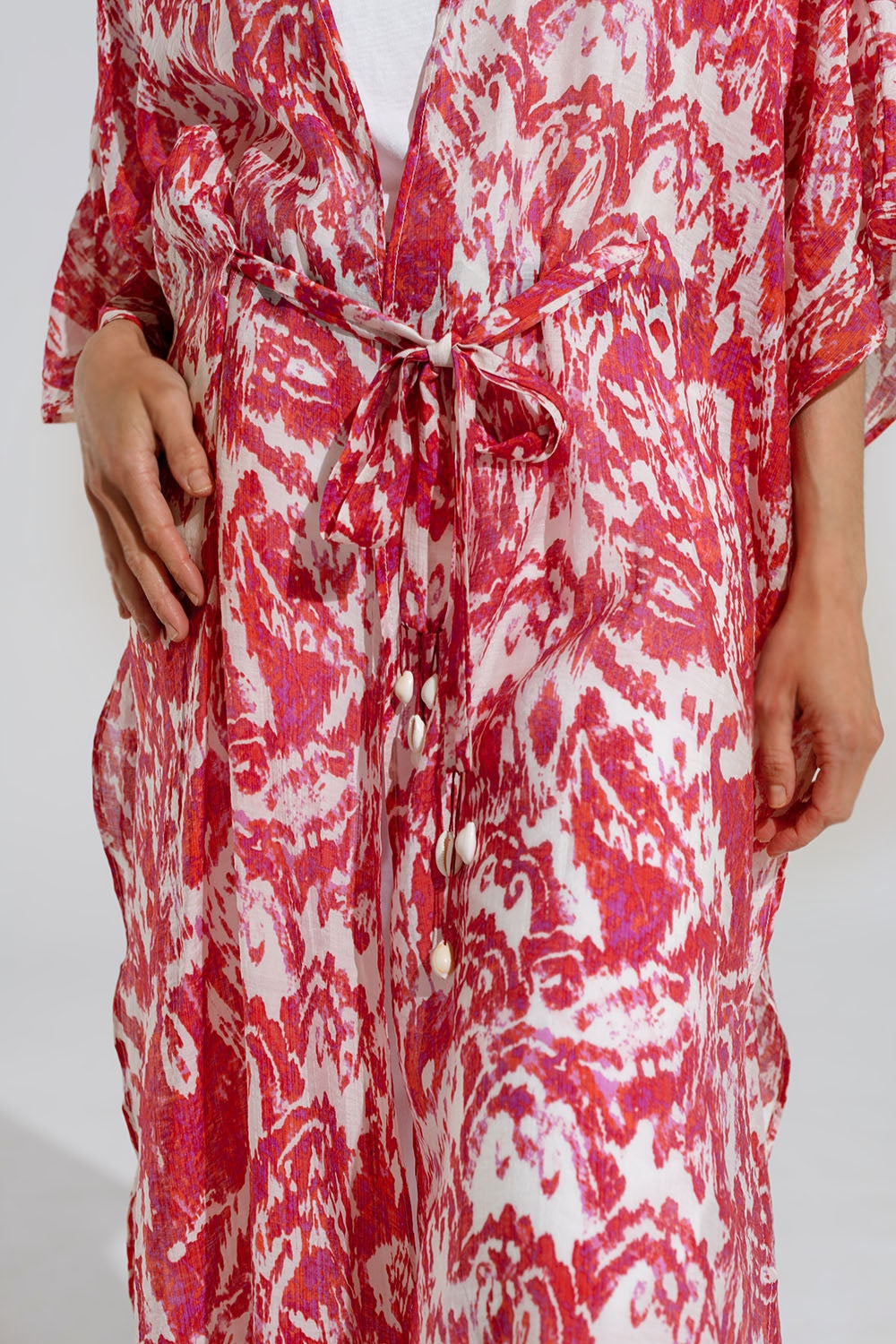 Kimono largo rojo con cierre de cordón y estampado tribal Q2