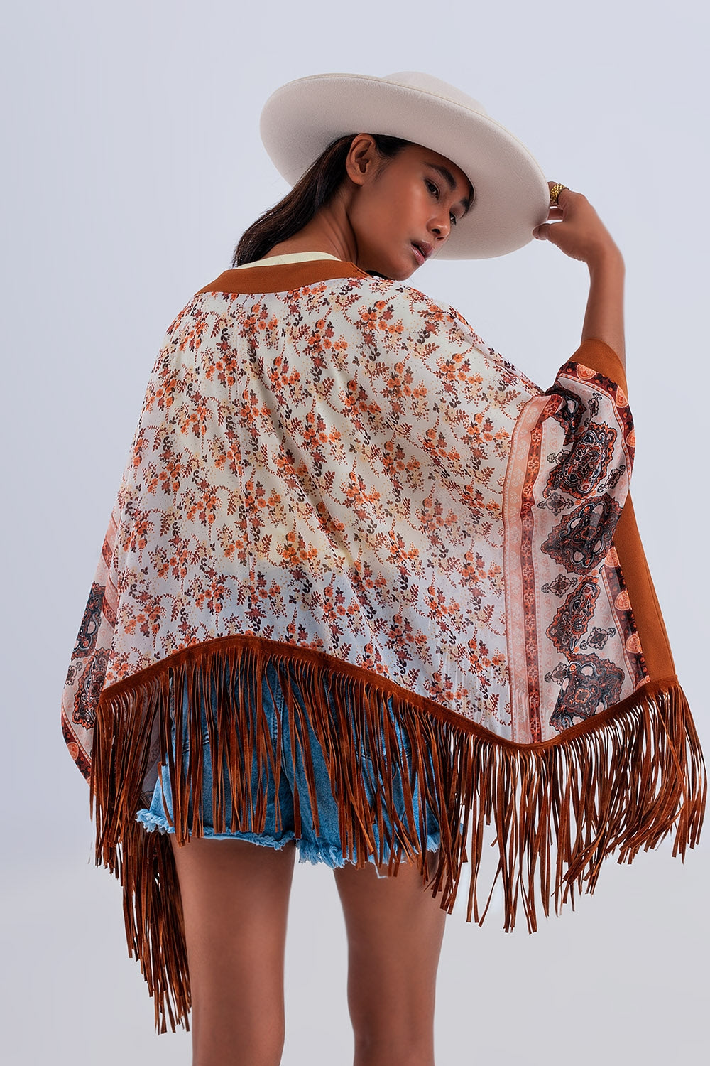 Kimono marron estampado con detalle de flecos Q2