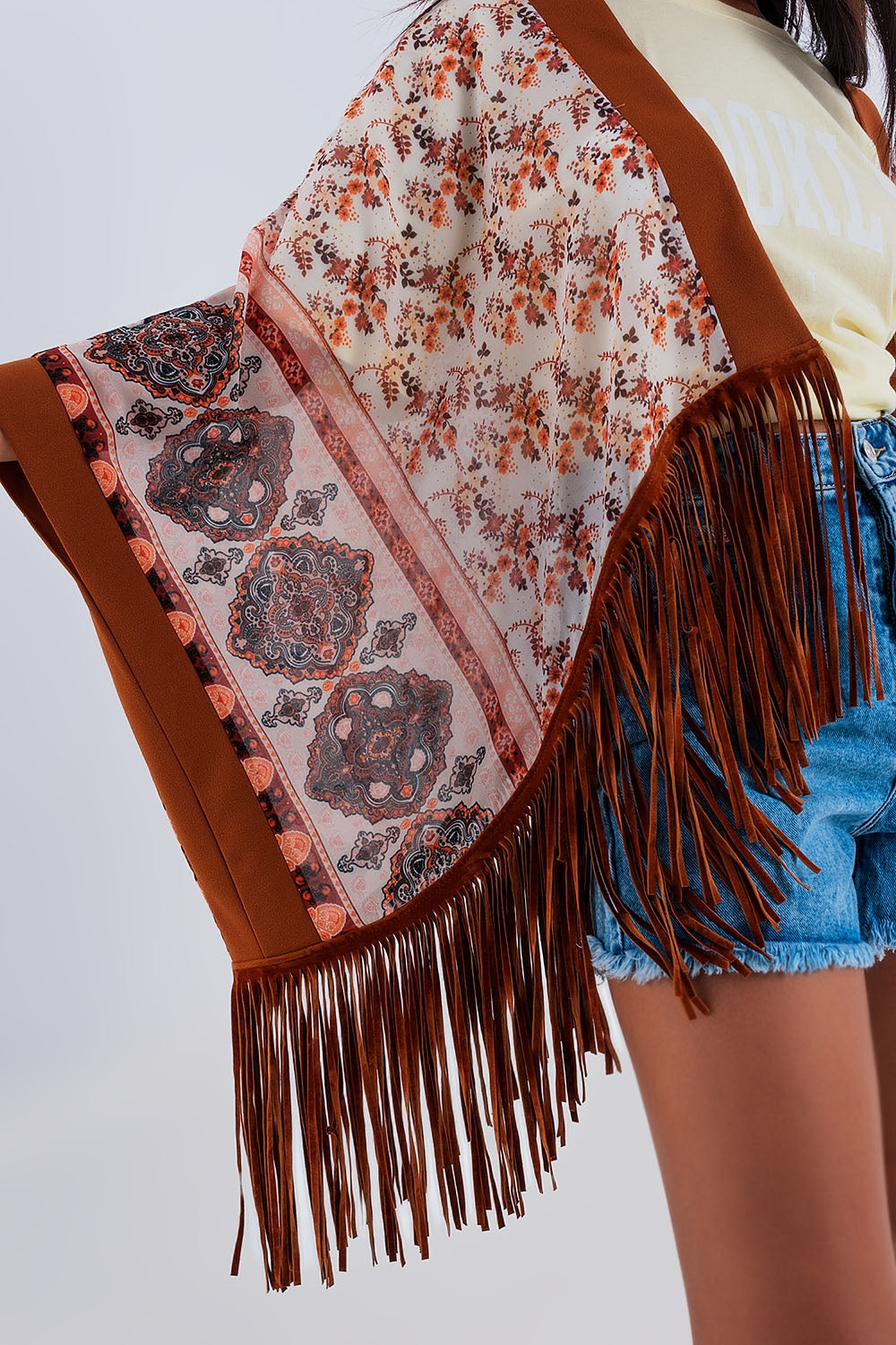 Kimono marron estampado con detalle de flecos Q2