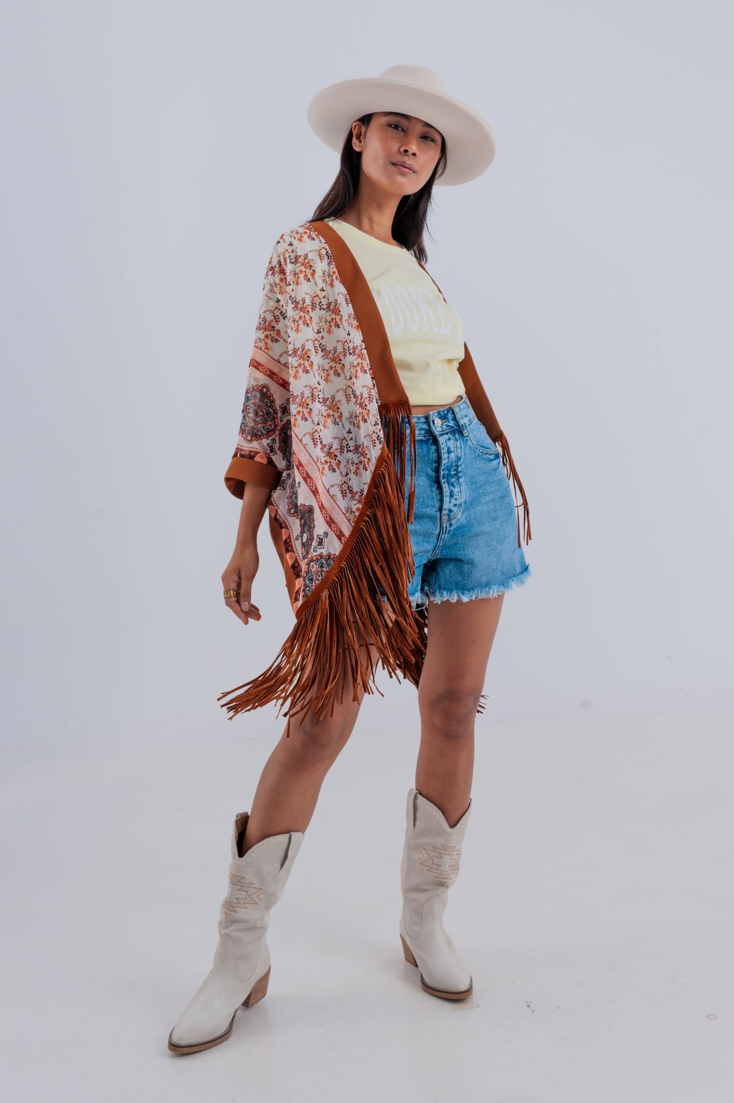 Kimono marron estampado con detalle de flecos Q2