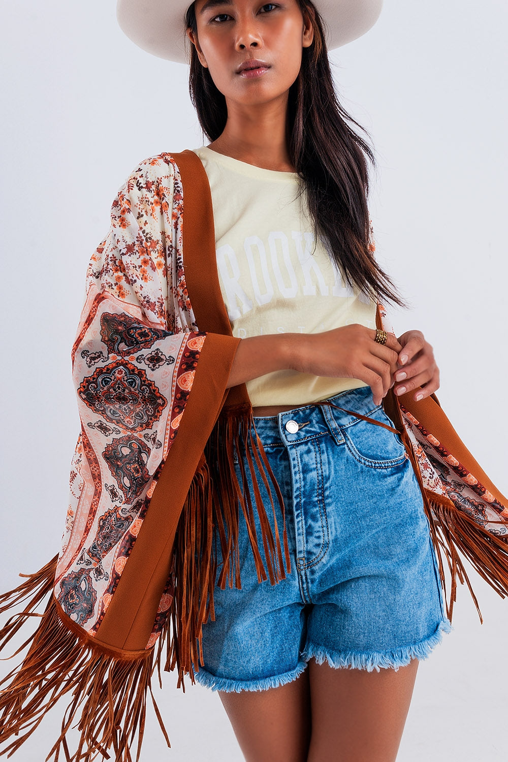 Kimono marron estampado con detalle de flecos Q2