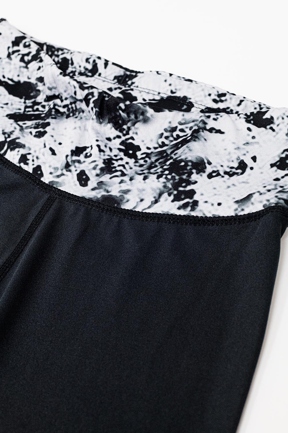 Leggings negros con cintura y dobladillos con estampado de mármol Q2