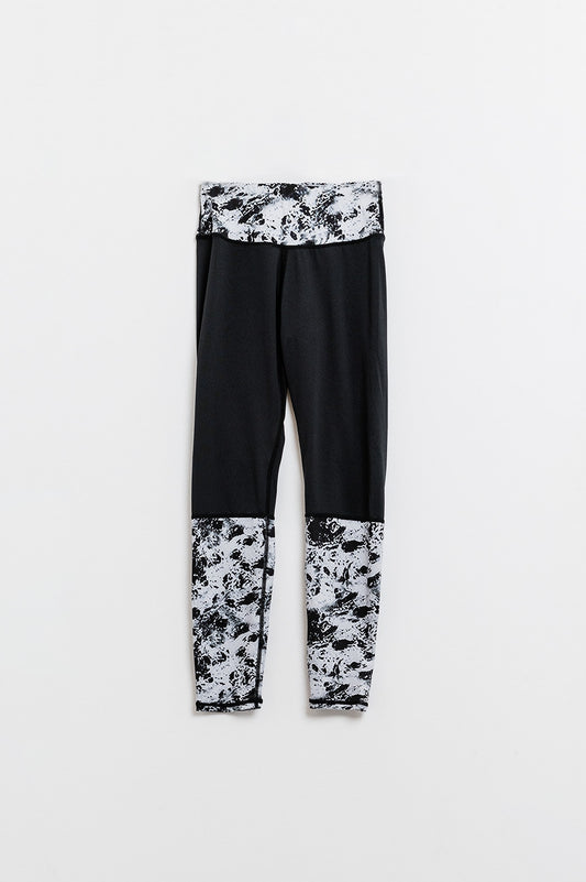 Q2 Leggings negros con cintura y dobladillos con estampado de mármol