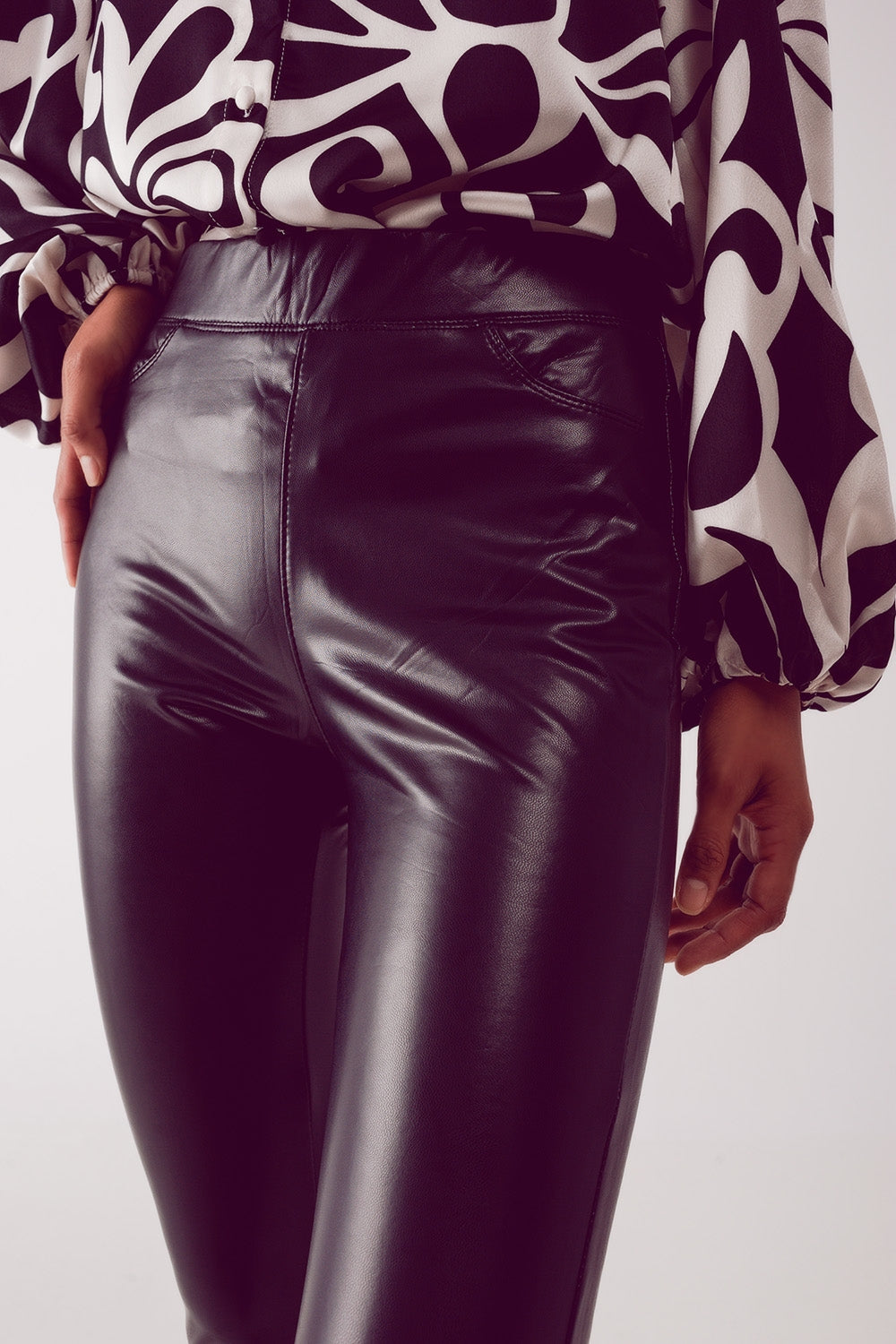 Leggings negros de efecto piel Q2