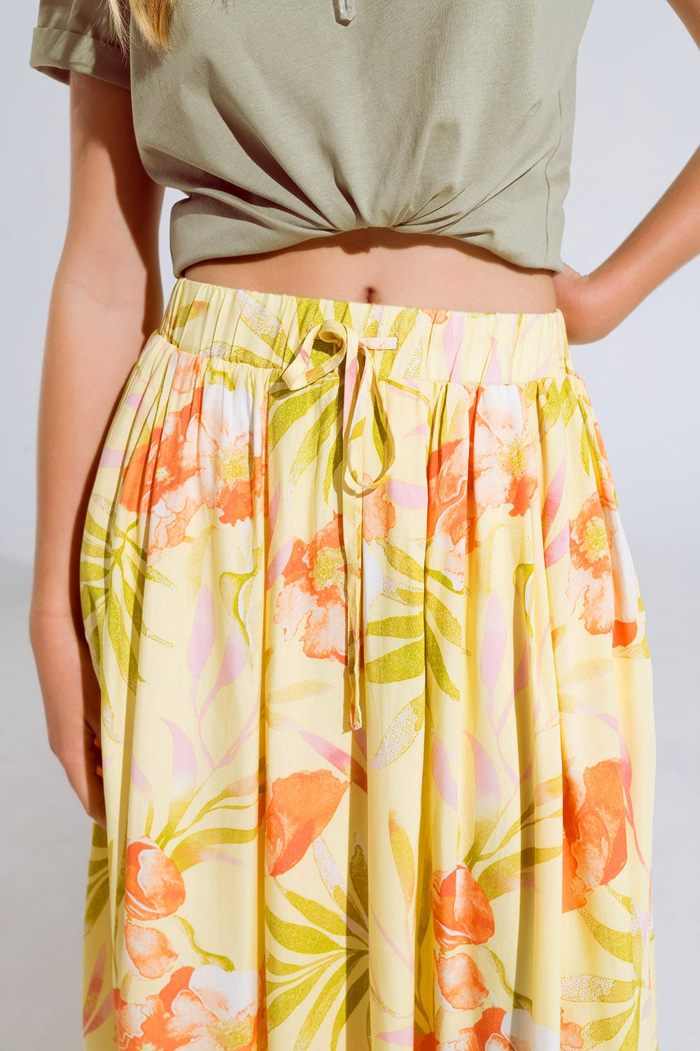 maxi falda amarilla con estampado tropical Q2