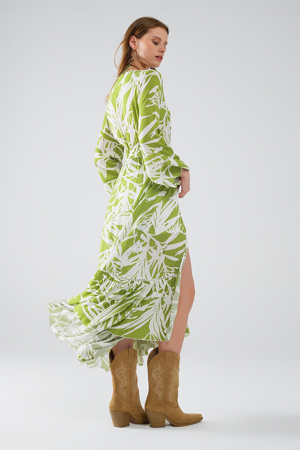 Maxi kimono verde con estampado tropical de palmeras Q2
