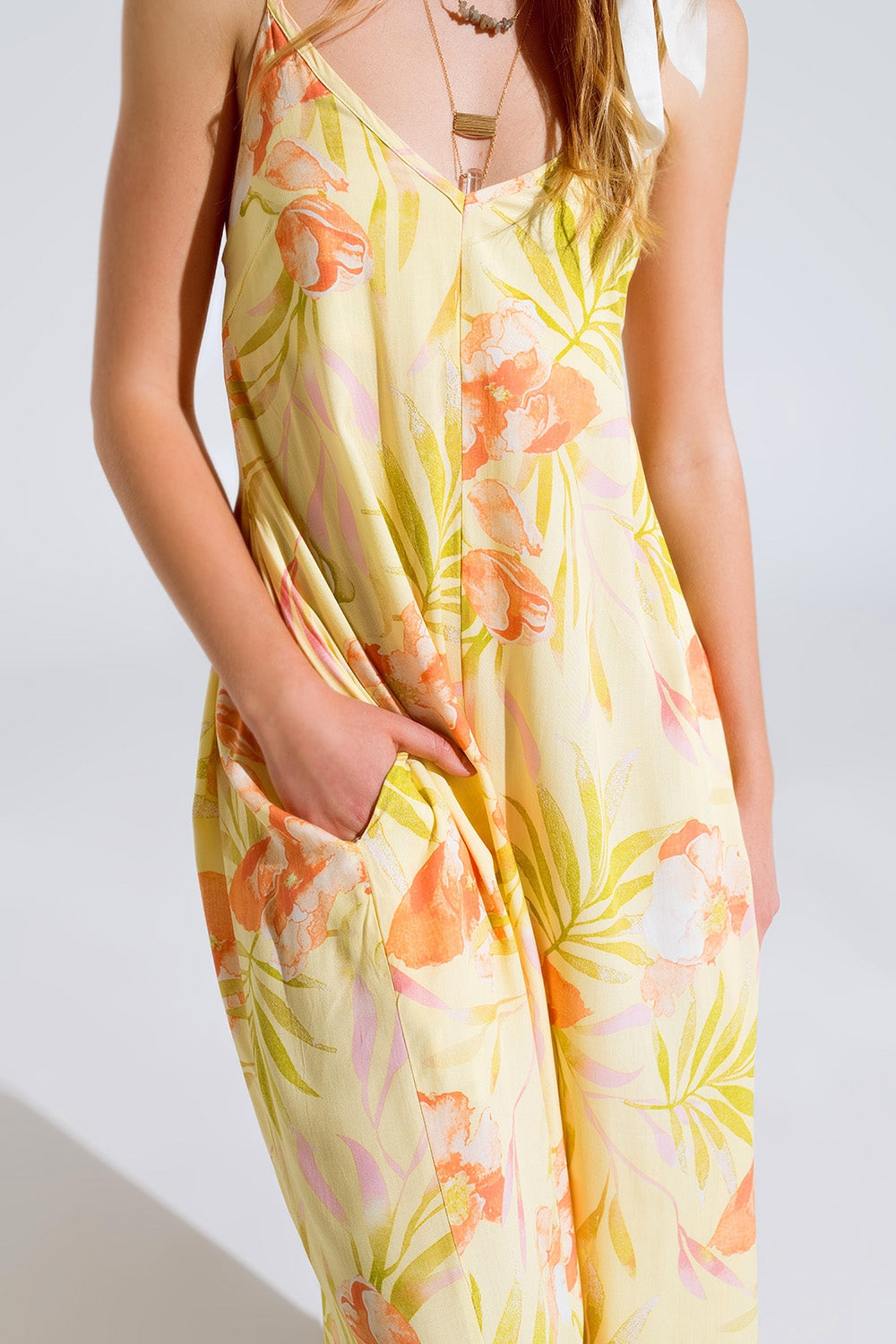 maxi mono amarillo con estampado tropical Q2