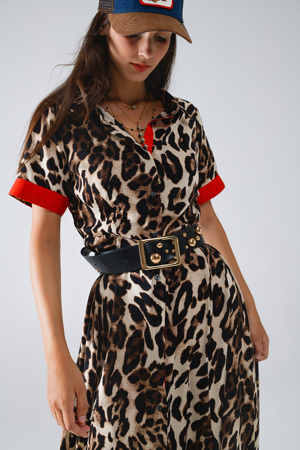Maxi vestido abotonado de leopardo con detalles rojos Q2