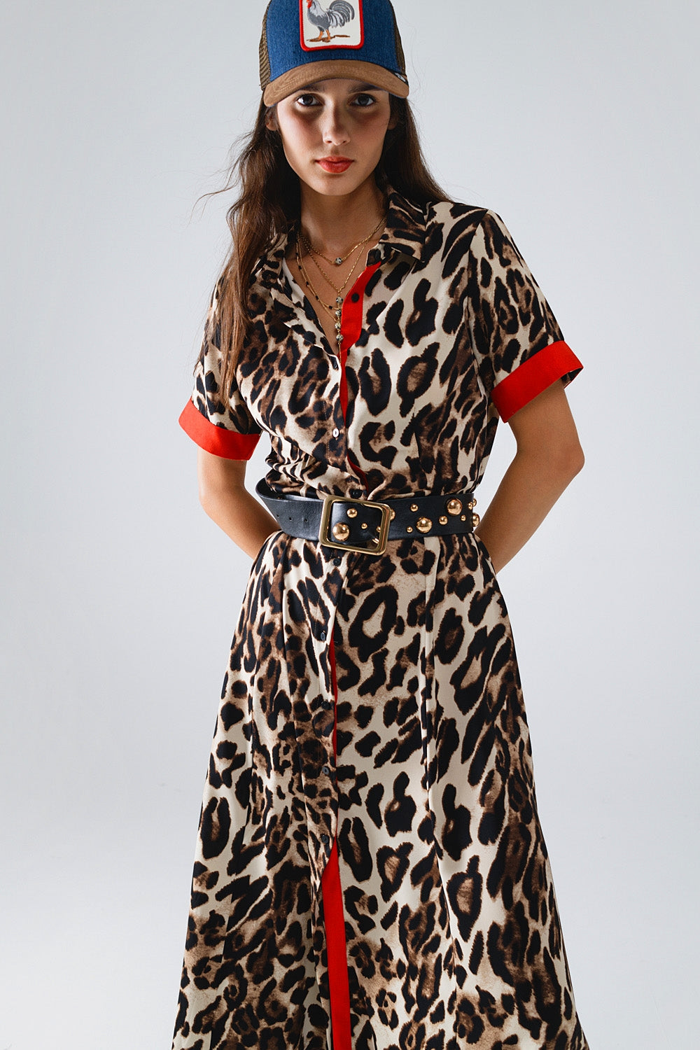 Maxi vestido abotonado de leopardo con detalles rojos Q2