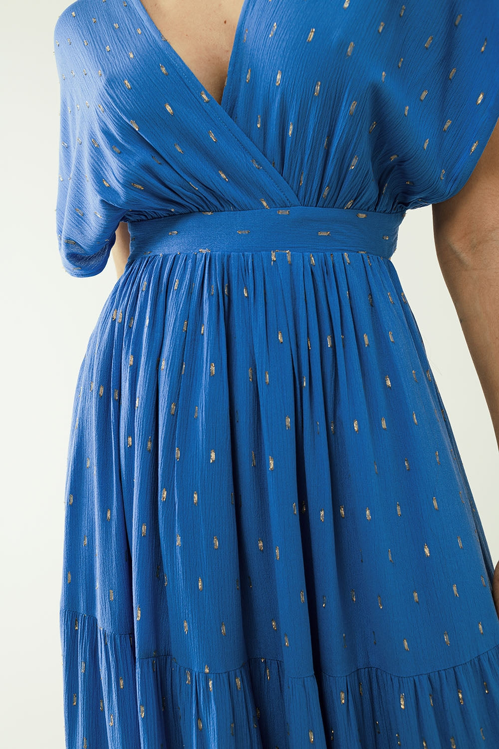 maxi vestido azul holgado con detalles dorados Q2