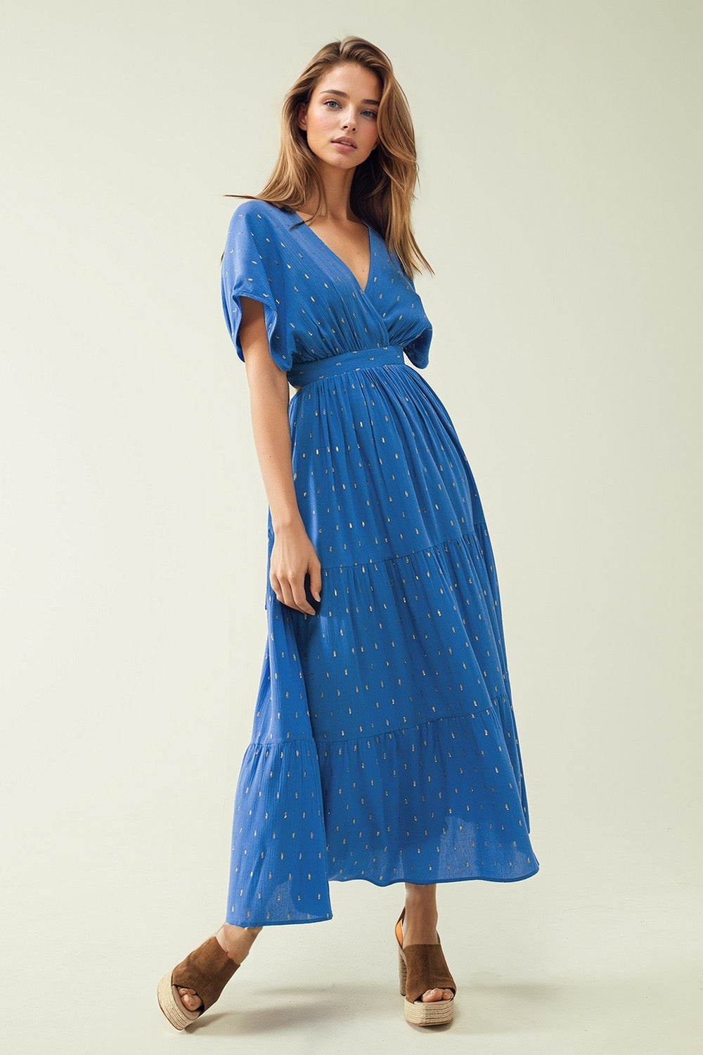 maxi vestido azul holgado con detalles dorados Q2