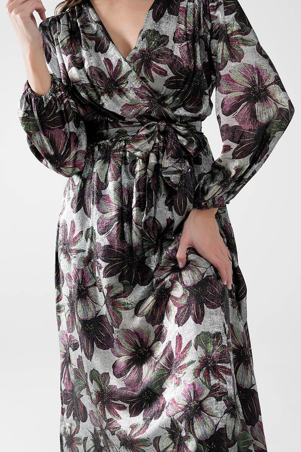 maxi vestido con estampado de flores efecto metalizado Q2