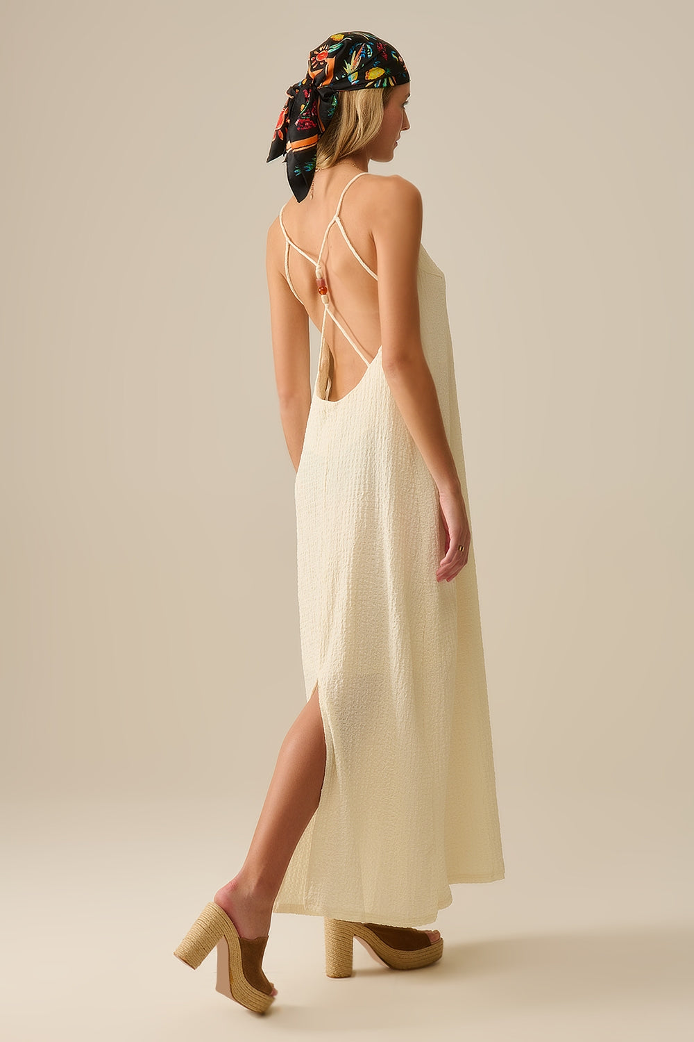 Maxi Vestido con Tirantes y Cuentas en Crema Q2