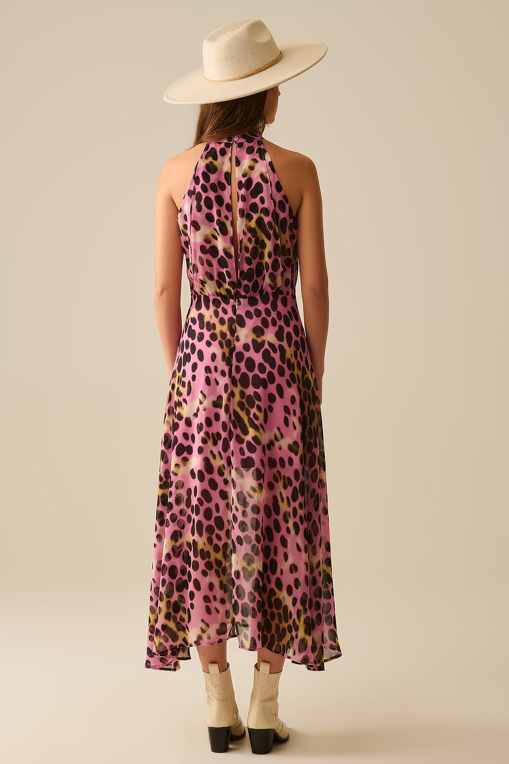Vestido midi cruzado con cuello halter en estampado animal rosa y negro Q2
