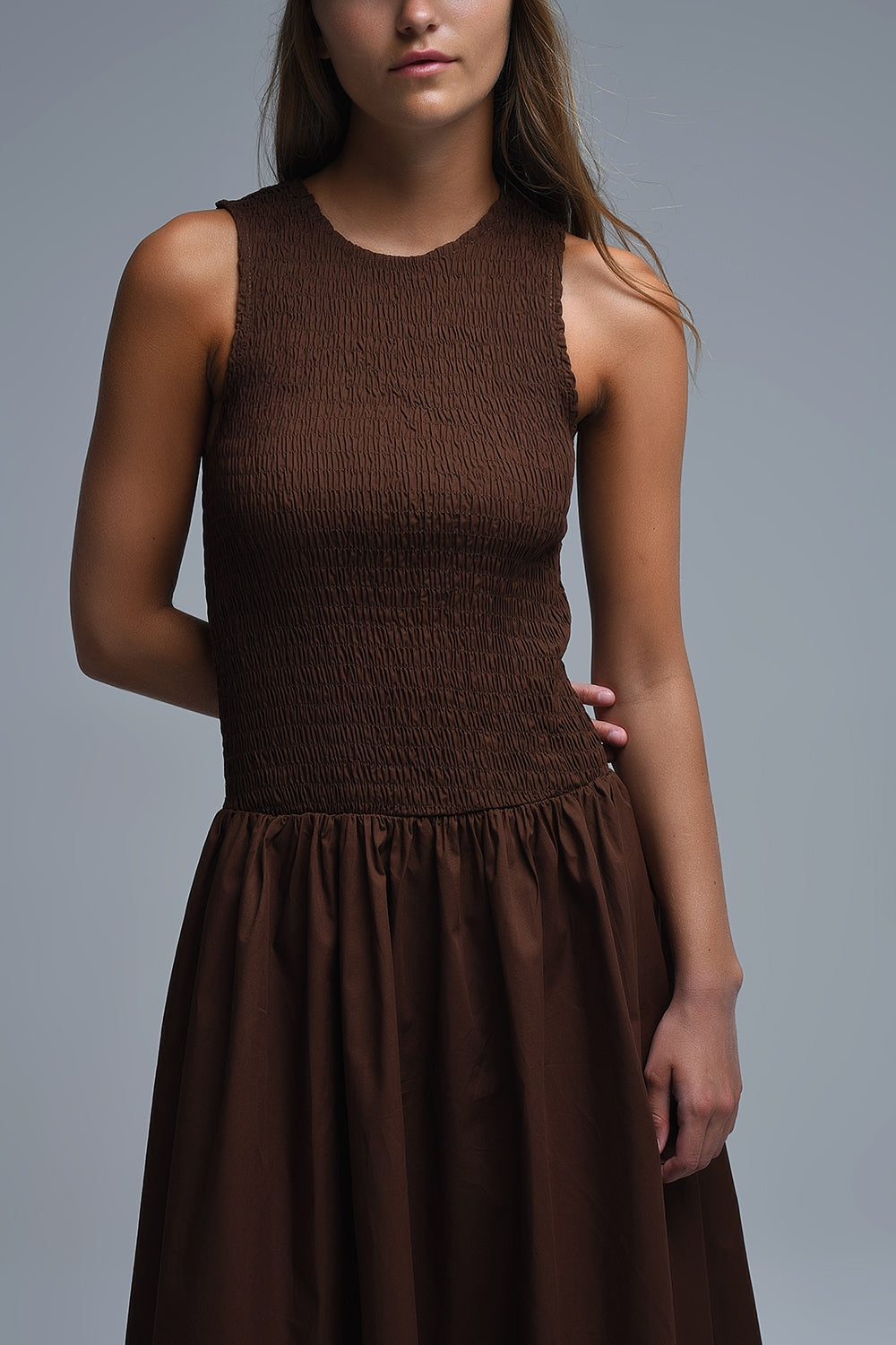 Maxi Vestido de popelina marrón con fruncidos Q2