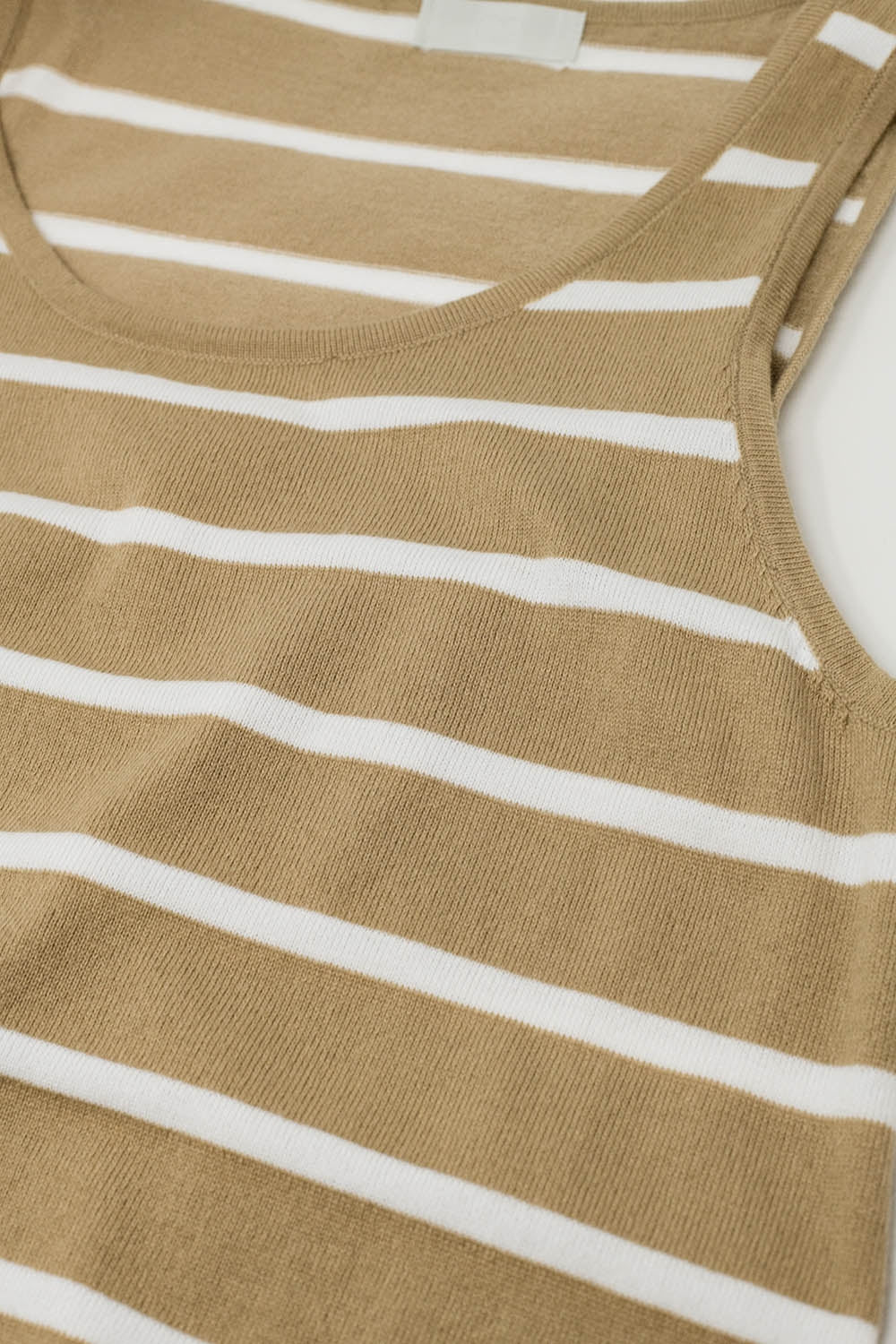 maxi vestido de tirantes con cuello redondo en beige con rayas blancas Q2