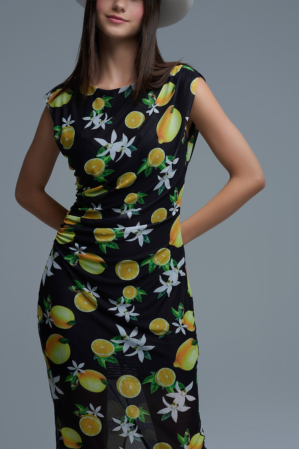 Maxi Vestido de Tul Negro con Rizo Lateral en Estampado Amarillo Limón Q2