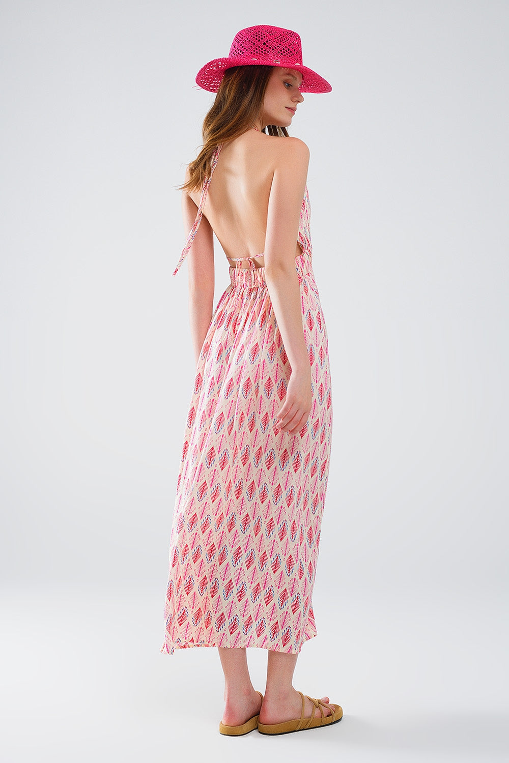 Maxi Vestido de Verano con Estampado de Plumas y Espalda Abierta en Rosa Q2