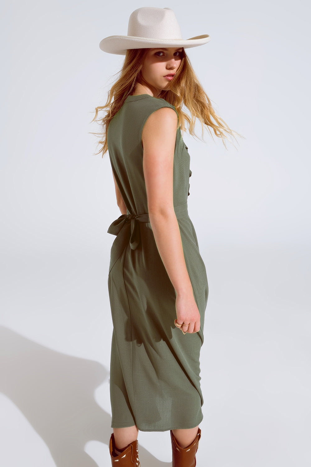 Maxi vestido en color caqui con volante y detalle de botones Q2