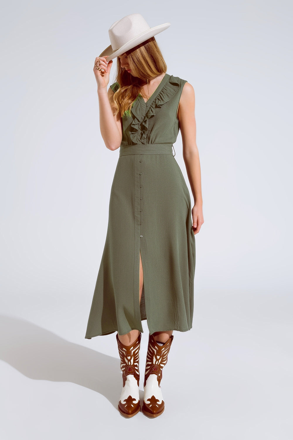 Maxi vestido en color caqui con volante y detalle de botones Q2
