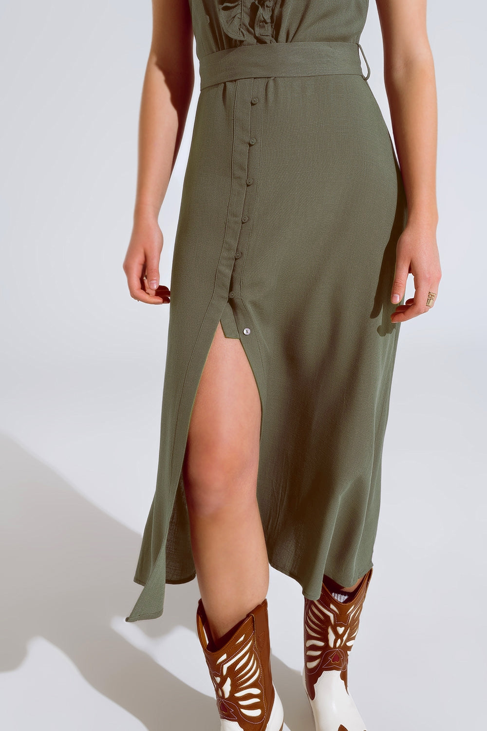 Maxi vestido en color caqui con volante y detalle de botones Q2
