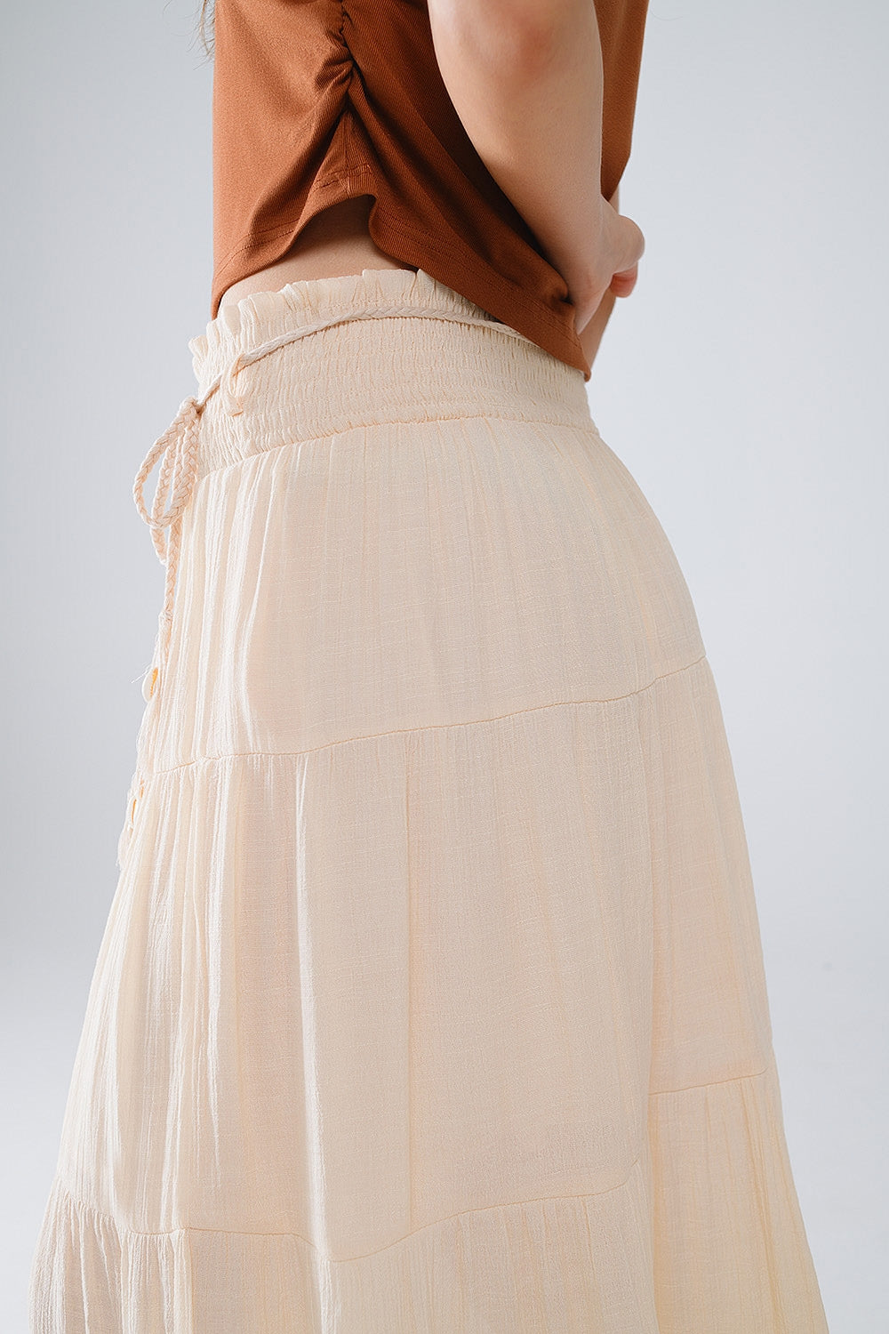 Maxifalda de tirantes en beige con cintura elástica y detalles de concha Q2