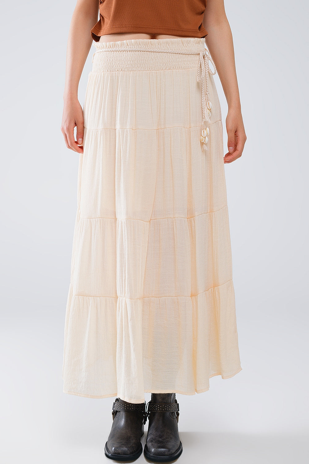 Maxifalda de tirantes en beige con cintura elástica y detalles de concha Q2