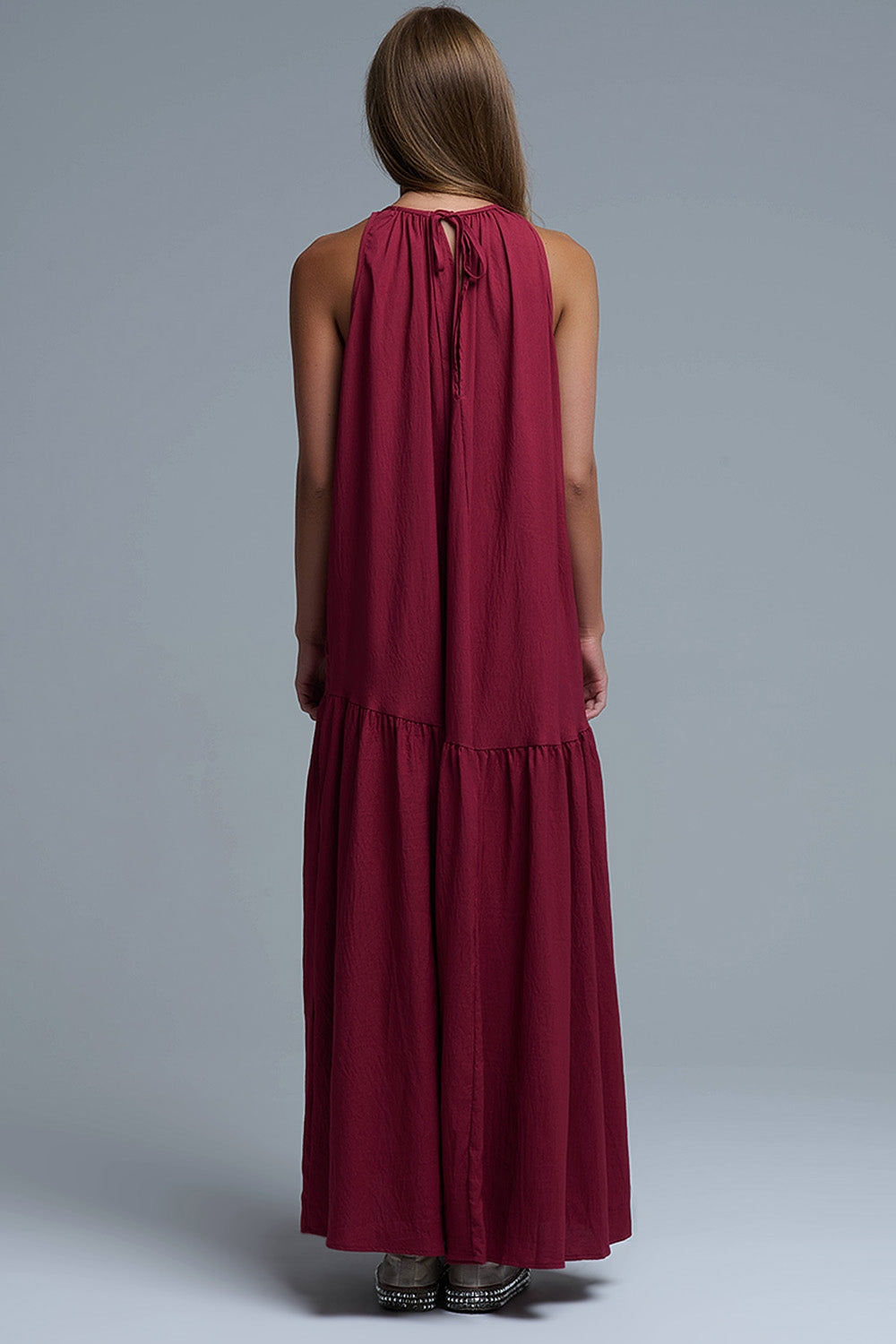 Maxivestido burdeos con cuello halter y detalles de costuras Q2