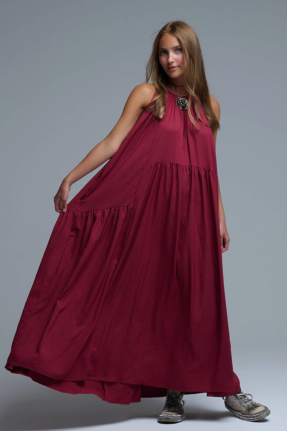 Maxivestido burdeos con cuello halter y detalles de costuras Q2