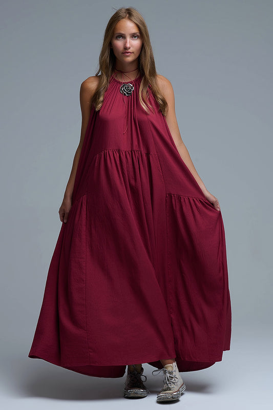 Q2 Maxivestido burdeos con cuello halter y detalles de costuras