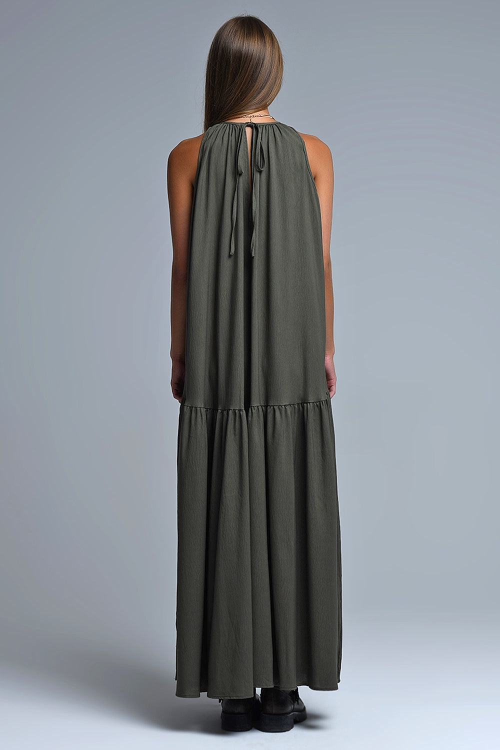 Maxi vestido caqui con cuello halter y detalles de costuras Q2