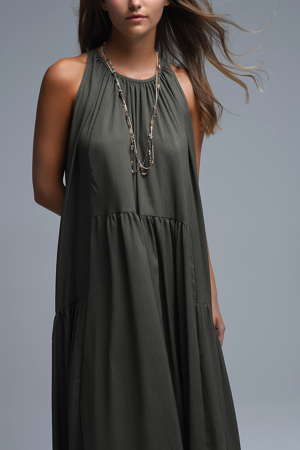 Maxi vestido caqui con cuello halter y detalles de costuras Q2