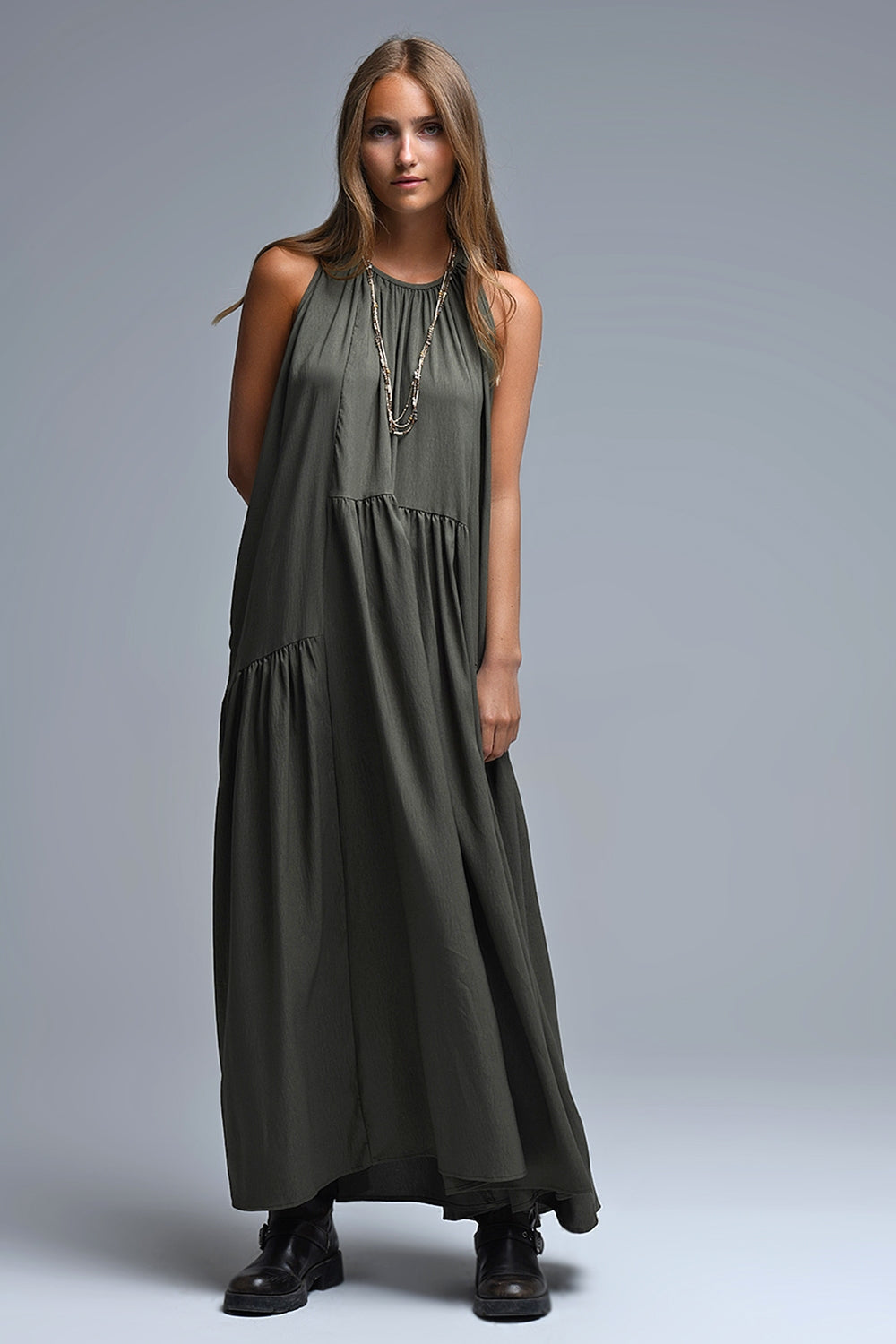 Maxi vestido caqui con cuello halter y detalles de costuras Q2